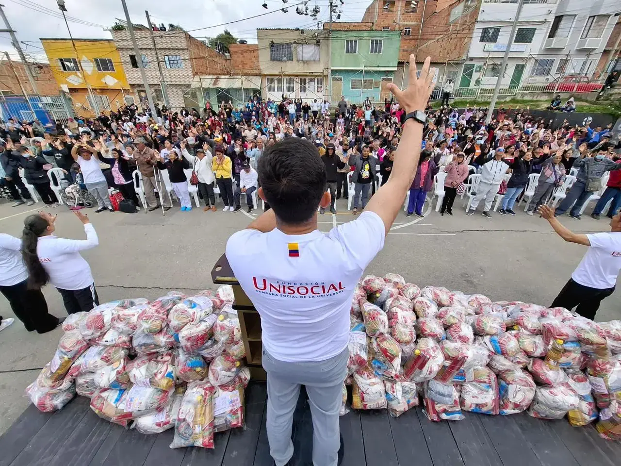 Voluntarios entregando ayudas a la comunidad